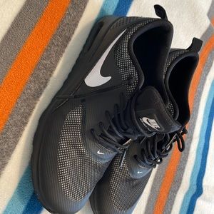Black Nike sneakers in new condition didn’t fit when bought them!
